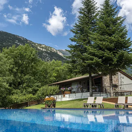 Piscine avec jacuzzi